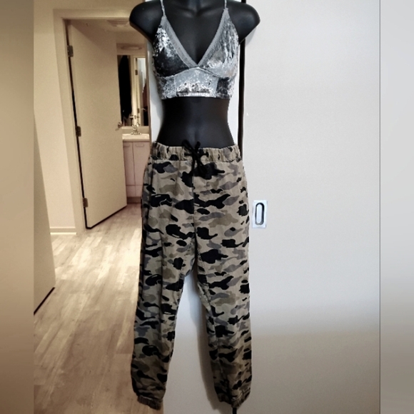 Divided | Woman's Camouflage Ankle Pants | Size 30 - Picture 2 of 15